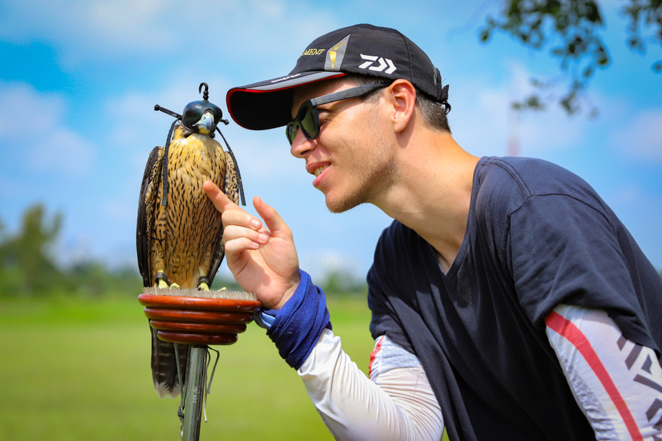 Phillip (người Nam Phi), cũng là một thành viên ‘nghiện chim săn mồi’ trong nhóm của Sinh. Phillip bảo chi phí chơi chim săn mồi ở quê hương quá cao, anh sang Việt Nam vừa dạy học vừa có cơ hội để theo đuổi bộ môn này. (Ảnh: Hoài Nam/Vietnam+)