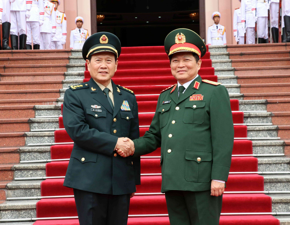 Bộ trưởng Bộ Quốc phòng Ngô Xuân Lịch và Bộ trưởng Bộ Quốc phòng Trung Quốc Ngụy Phượng Hòa tại lễ đón. (Ảnh: Văn Điệp – TTXVN)