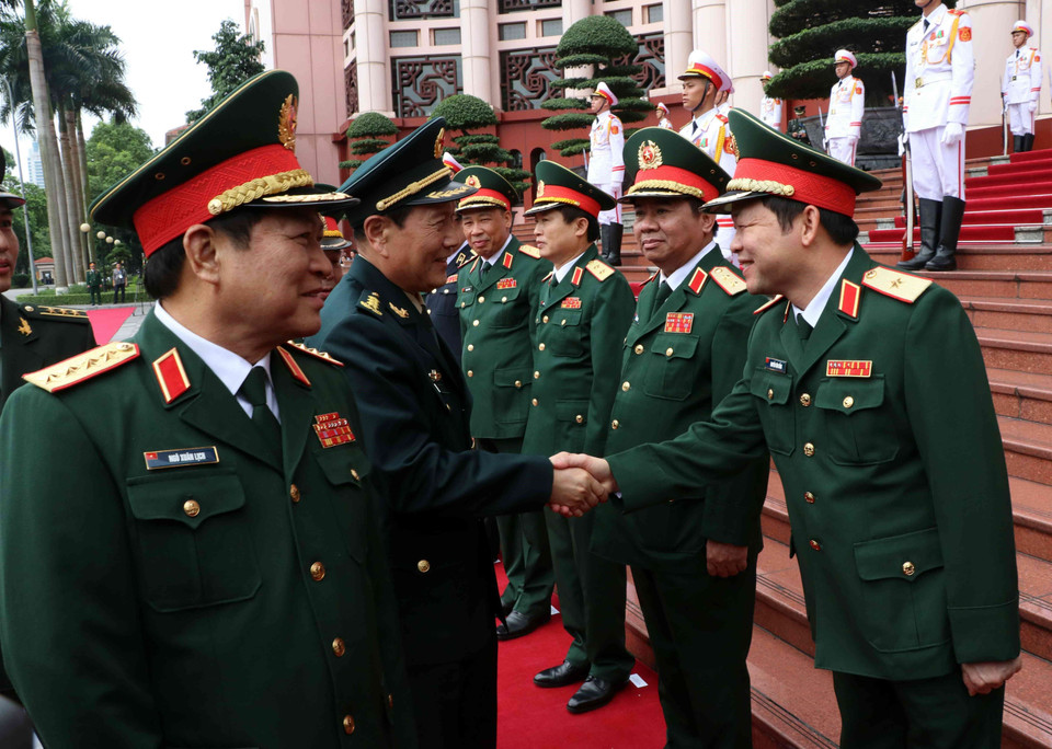 Bộ trưởng Bộ Quốc phòng Ngô Xuân Lịch giới thiệu thành phần đoàn đại biểu cấp cao Bộ Quốc phòng Việt Nam với Bộ trưởng Bộ Quốc phòng Trung Quốc Ngụy Phượng Hòa. (Ảnh: Văn Điệp – TTXVN)