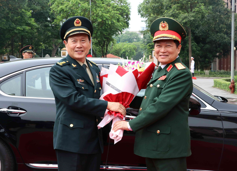 Bộ trưởng Bộ Quốc phòng Ngô Xuân Lịch đón Bộ trưởng Bộ Quốc phòng Trung Quốc Ngụy Phượng Hòa. (Ảnh: Văn Điệp/ TTXVN)