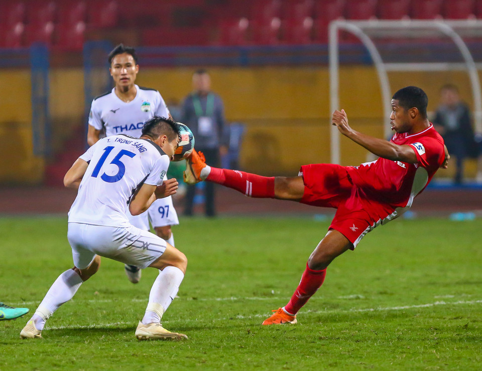 Trên sân Hàng Đẫy tối 15/3, Hoàng Anh Gia Lai và Viettel cống hiến trận đấu hay nhất sau hai vòng đấu của V-League 2020 với "cơn mưa bàn thắng". (Ảnh: Nguyên An/Vietnam+)