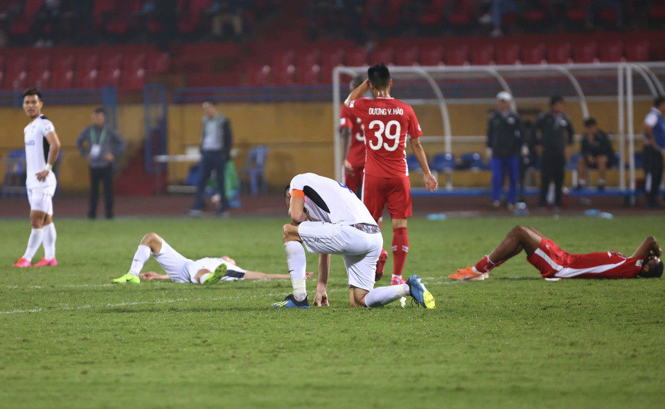 Sau trận đấu, tiền đạo này và đồng đội đổ gục xuống sân bởi đánh rơi 3 điểm. Hoàng Anh Gia Lai từ dẫn trước 2-0 tới thua ngược 2-3 ở phút 90 và sau đó hoà chung cuộc 3-3 với Viettel. (Ảnh: Nguyên An/Vietnam+)