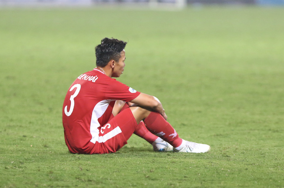 Trung vệ Quế Ngọc Hải buồn rầu vì đội nhà chỉ có 1 điểm dù thi đấu quyết tâm, không bỏ cuộc dù bị dẫn trước từ sớm. (Ảnh: Nguyên An/Vietnam+)