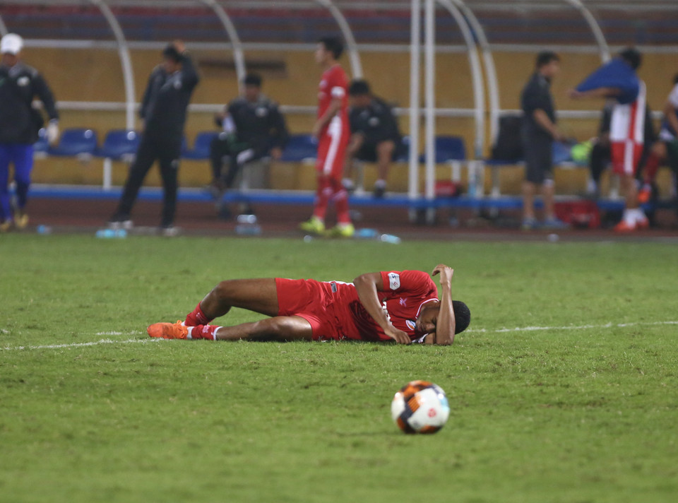 Không chỉ Hoàng Anh Gia Lai, cầu thủ Viettel cũng đổ gục sau khi hết trận. Họ có quyền tiếc nuối khi dẫn 3-2 tới phút 90 nhưng không thể chiến thắng. (Ảnh: Nguyên An/Vietnam+)