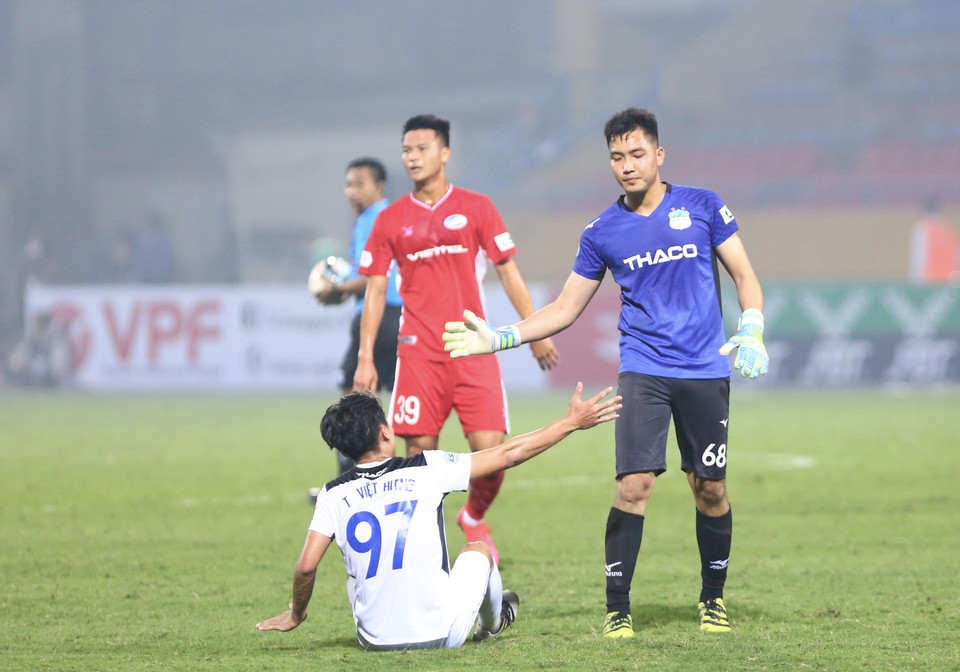 Triệu Việt Hưng gượng dậy sau khi được đồng đội động viên. Tiền vệ này ghi bàn thắng thứ hai cho Hoàng Anh Gia Lai trước Viettel sau tình huống dứt điểm quyết đoán bằng chân trái. (Ảnh: Nguyên An/Vietnam+)