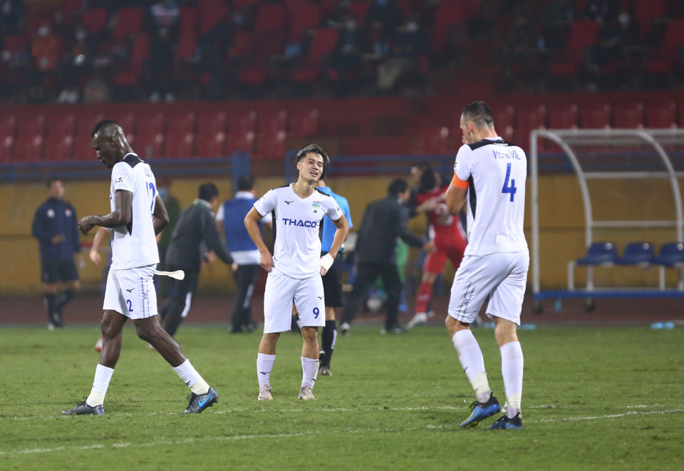 Tiền đạo Văn Toàn thất thần nhìn đối thủ Viettel ăn mừng sau bàn gỡ hoà 2-2 ở phút 87 trận đấu với Hoàng Anh Gia Lai dù bị dẫn trước hai bàn chỉ sau hiệp một. (Ảnh: Nguyên An/Vietnam+)