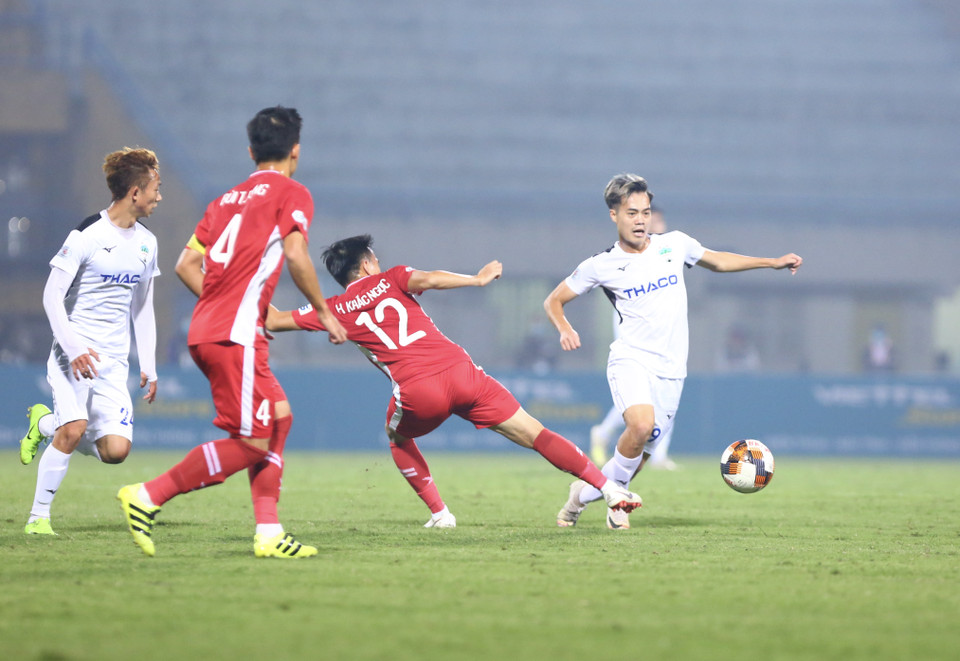 Văn Toàn chơi không tệ, là mũi nhọn tấn công nguy hiểm nhất của đội bóng phố núi bên cạnh ngoại binh Chevaughn Walsh. Tuy nhiên, nỗ lực của cầu thủ này không được đền đáp khi hàng thủ Hoàng Anh Gia Lai chơi lỏng lẻo, để Viettel ghi liên tiếp 3 bàn ở 10 phút cuối trận. (Ảnh: Nguyên An/Vietnam+)