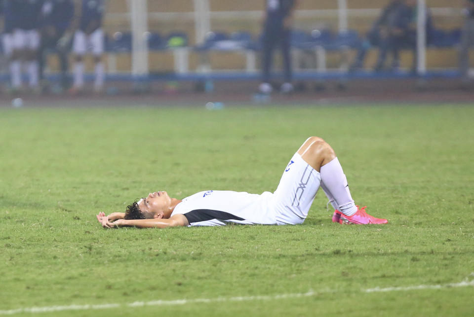 Cầu thủ Hoàng Anh Gia Lai nằm sân sau tiếng còi mãn cuộc. Họ tiếc nuối vì không giành chiến thắng những cũng phải thấy may mắn vì có được kết quả hoà 3-3 nhờ bàn thắng quyết định ở phút bù giờ khi đang bị dẫn trước. (Ảnh: Nguyên An/Vietnam+)