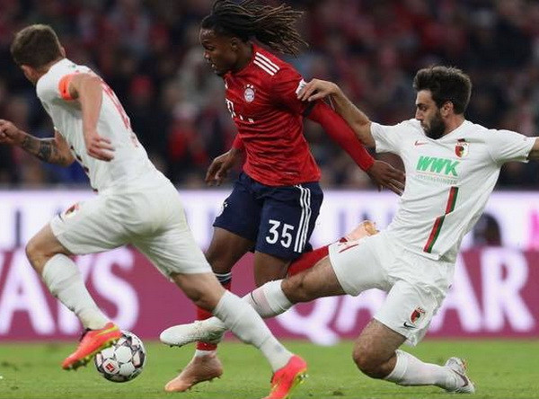 Dù rất tốc độ nhưng Sanchet luôn có 2-3 cầu thủ áo trắng bắt kịp.. .(Nguồn: Fcb.de)