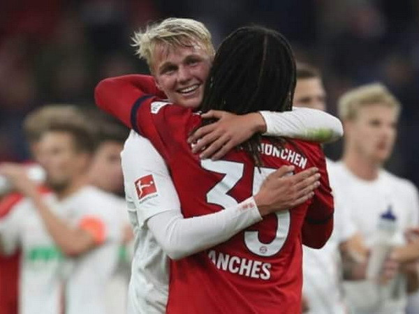 Nhưng vào phút 87, cầu thủ mới rời Bayern để gia nhập Augsburg vào đầu mùa giải Felix Gotze đã gỡ hòa cho đội khách (Nguồn: fcb.de)