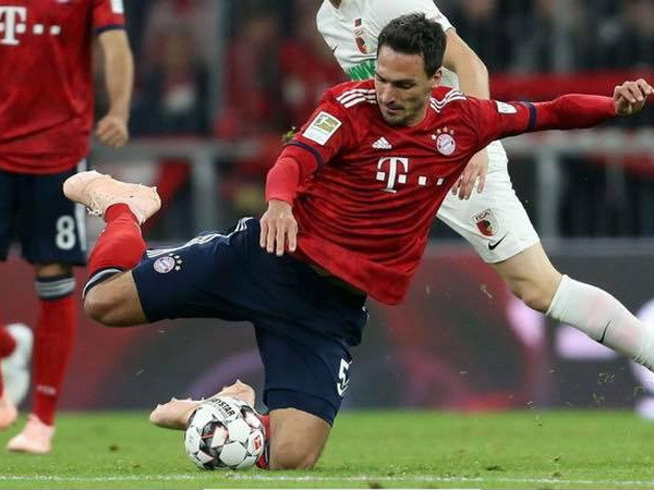 Augsburg đã nhập trận với quyết tâm cao và gây nhiều khó khăn cho hàng thủ của Bayern như trung vệ Mats Hummels... (Nguồn: Fcb.de)