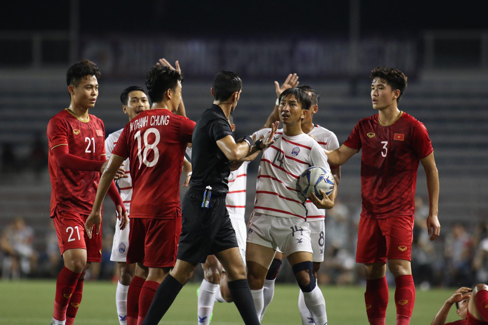 Ngay sau khi phạm lỗi với Trọng Hoàng, cầu thủ U22 Campuchia lập tức lao vào phân bua với trọng tài chính. Các cầu thủ Việt Nam cũng nhanh chóng đòi hỏi quyền lợi nên dẫn tới lộn xộn. (Ảnh: Vietnam+)