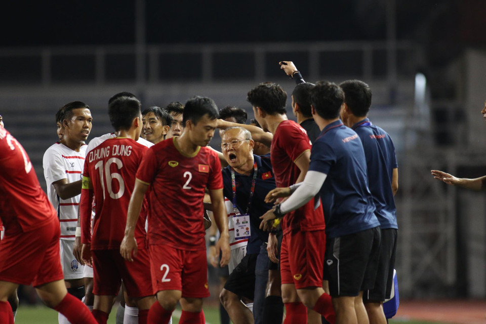 Ông Park phản ứng dữ dội khi thấy Trọng Hoàng bị đối phương phạm lỗi ác ý ở phút 17 trận đấu bán kết U22 Việt Nam với U22 Campuchia tối 7/12. (Ảnh: Vietnam+)