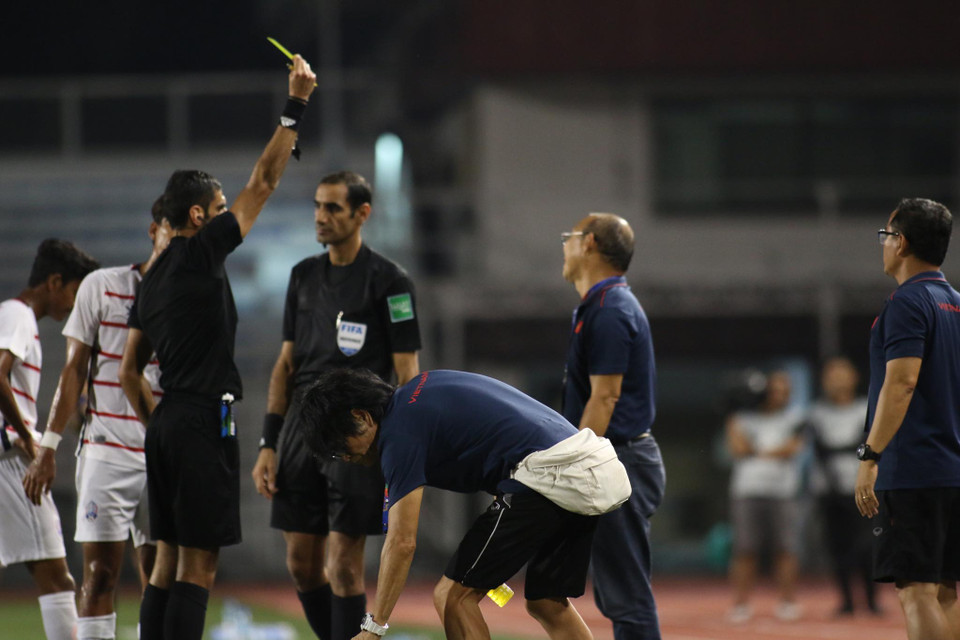 Phản ứng gay gắt cùng hành động phản đối quyết định của trọng tài khiến huấn luyện viên Park Hang-seo phải nhận thẻ vàng. (Ảnh: Vietnam+)
