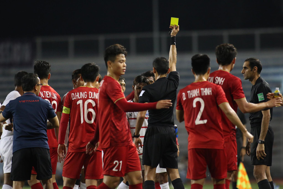 Huấn luyện viên Hàn Quốc cho rằng thẻ vàng là án phạt quá nhẹ dành cho pha vào bóng ác ý của cầu thủ U22 Campuchia với Trọng Hoàng ở tình huống trước đó. (Ảnh: Vietnam+)