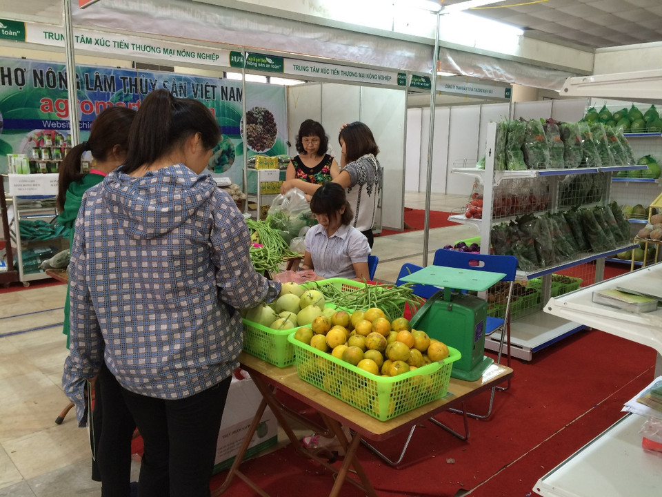 Người tiêu dùng kiểm tra chất lượng thực phẩm. (Ảnh: Thanh Tâm/Vietnam+)