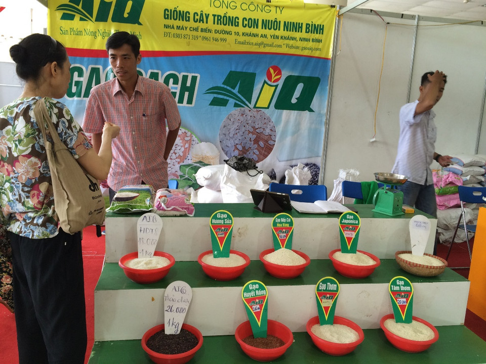 Người tiêu dùng liên hệ để đặt mua gạo sạch. (Ảnh: Thanh Tâm/Vietnam+)