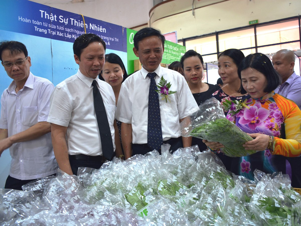 Thứ trưởng Bộ Nông nghiệp và Phát triển Nông thôn Hà Công Tuấn tham quan mua sắm các gian hàng. (Ảnh: Thanh Tâm/Vietnam+)