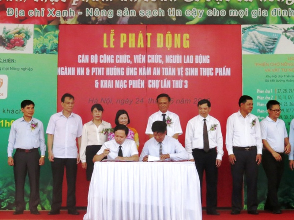 Lễ ký cam kết thực hiện quy định vệ sinh an toàn thực phẩm trong việc chăm lo đời sống cho người lao động tại khu công nghiệp. (Ảnh: Thanh Tâm/Vietnam+)