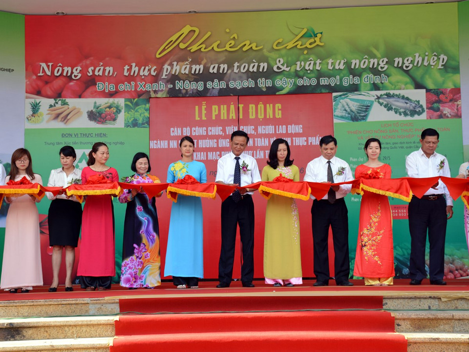 Cắt băng khai mạc phiên chợ nông sản thực phẩm an toàn và vật tư nông nghiệp lần thứ ba. (Ảnh: Thanh Tâm/Vietnam+)