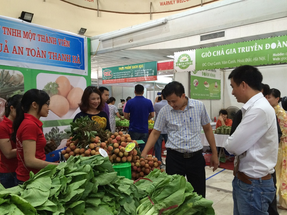 Gian hàng rau và vải an toàn thu hút người mua. (Ảnh: Thanh Tâm/Vietnam+)