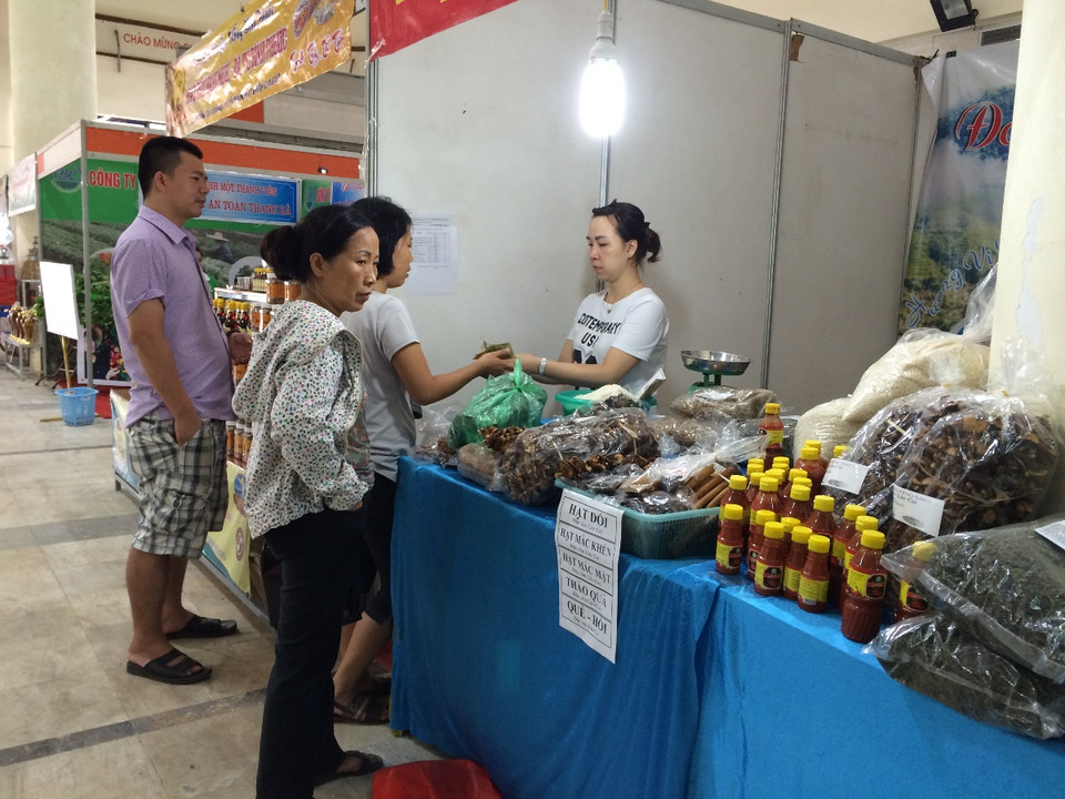 Gian hàng thực phẩm khô tại phiên chợ. (Ảnh: Thanh Tâm/Vietnam+)