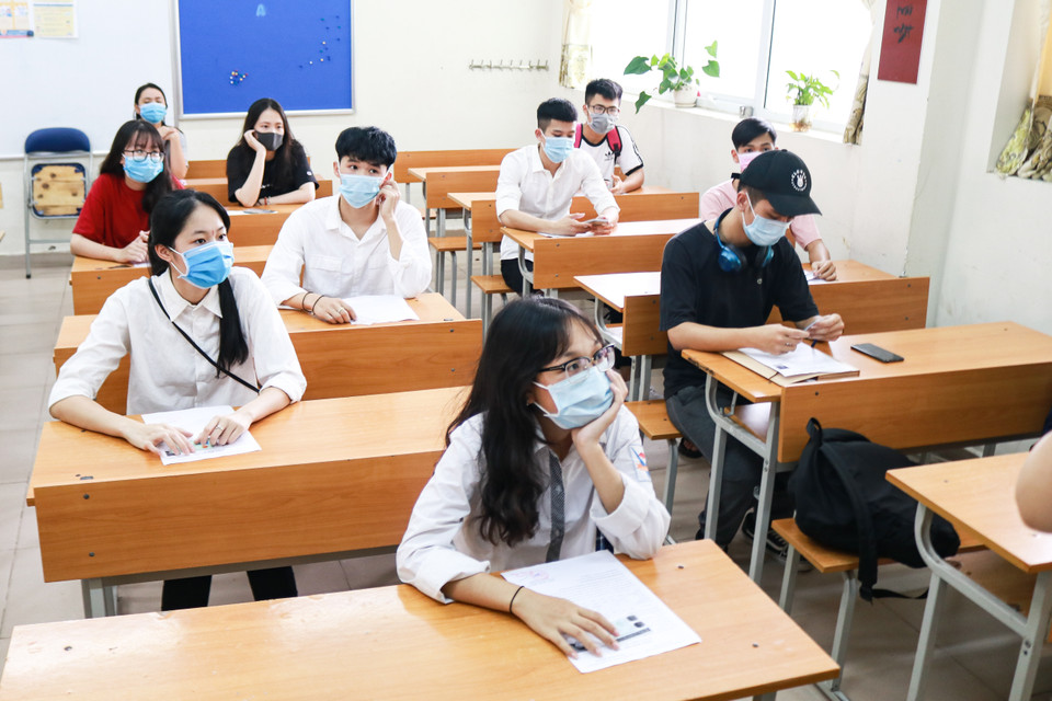 Thí sinh tại Hà Nội và nhiều tỉnh thành bước vào kỳ thi tốt nghiệp THPT bắt đầu từ ngày hôm nay (8/8) với việc làm thủ dự thi, làm quen phòng thi và nghe quy chế thi trong buổi chiều. (Ảnh: Nguyên An/Vietnam+)