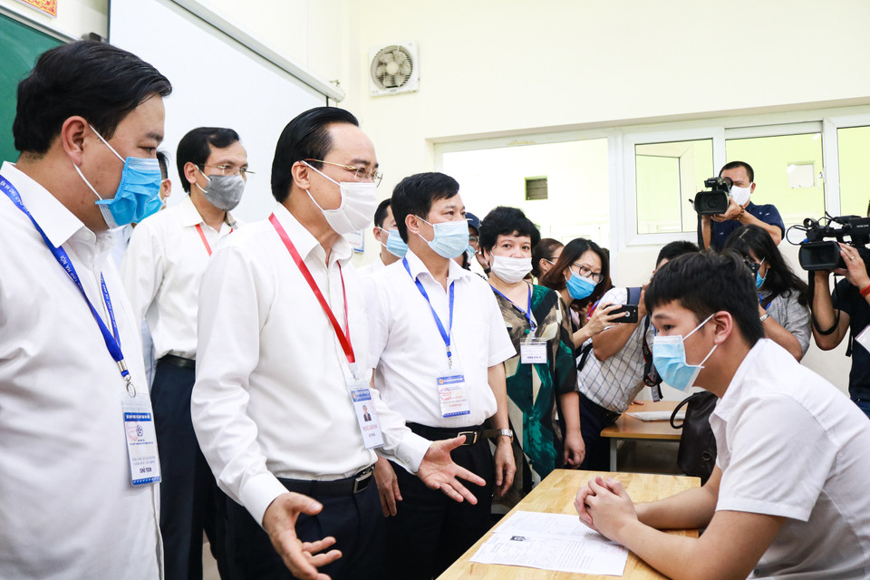 Chiều 8/8, Bộ trưởng Bộ trưởng Bộ Giáo dục và Đào tạo Phùng Xuân Nhạ cũng có mặt tại điểm thi trường THCS Nam Từ Liêm để kiểm tra công tác tổ chức thi tốt nghiệp THPT. (Ảnh: Nguyên An/Vietnam+)