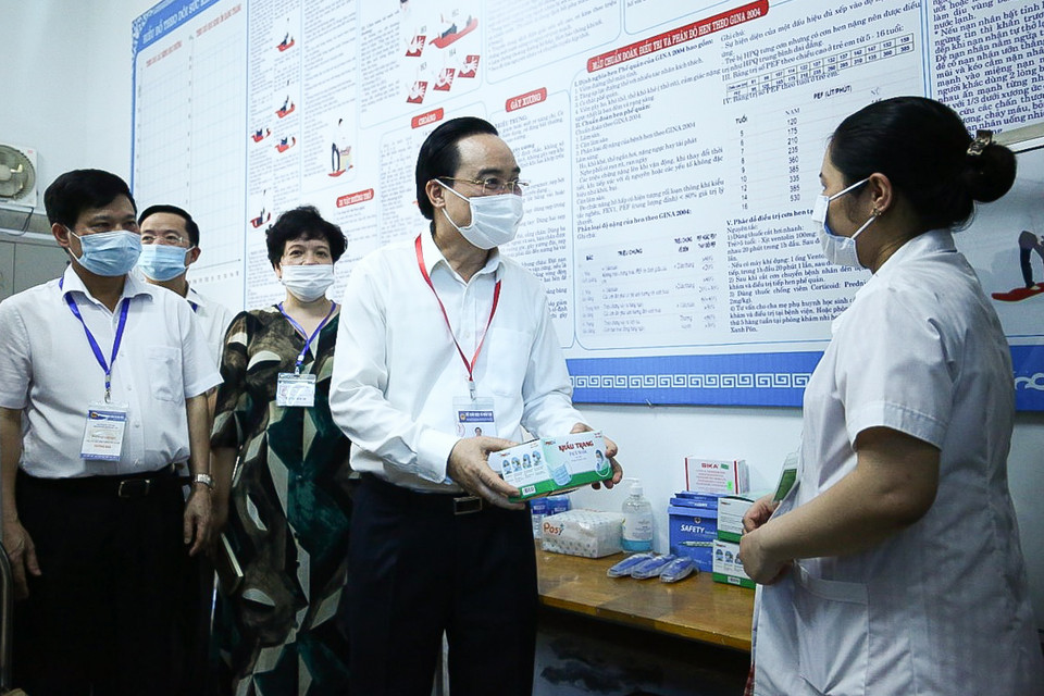 Bộ trưởng đặc biệt quan tâm tới công tác y tế, phòng chống dịch của điểm thi. (Ảnh: Nguyên An/Vietnam+)