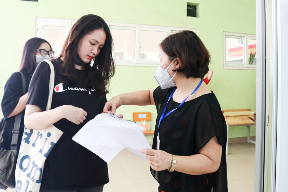 Ngày mai (9/8), các thí sinh sẽ bước vào môn thi đầu tiên Ngữ Văn trong buổi sáng và môn Toán ở buổi chiều của kỳ thi tốt nghiệp THPT. (Ảnh: Nguyên An/Vietnam+)