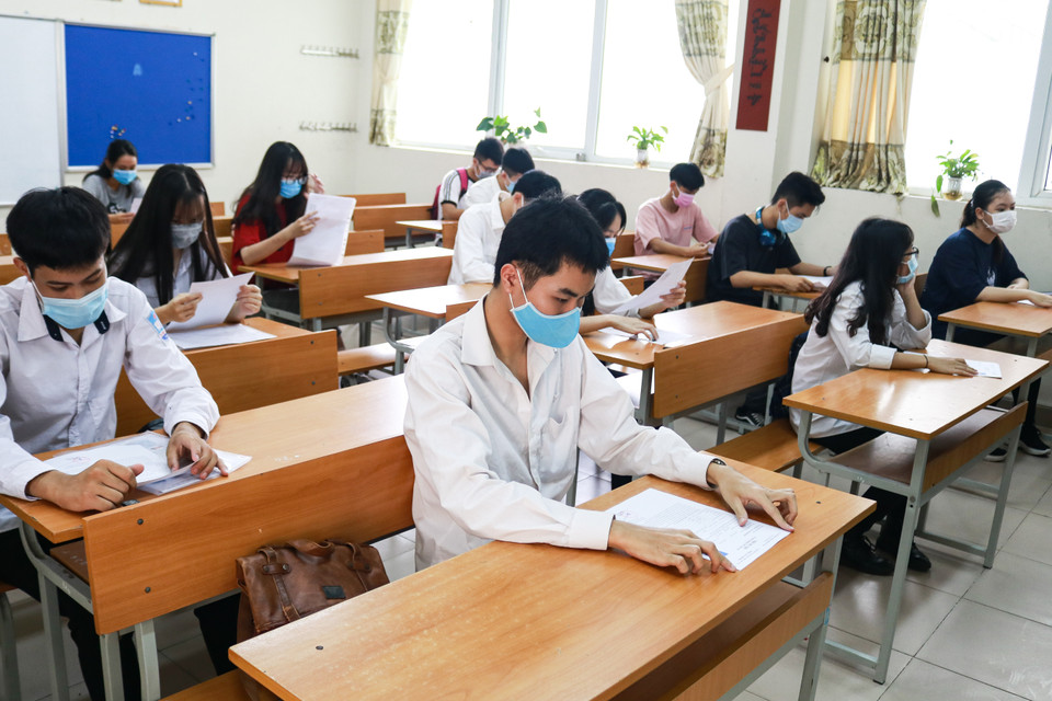Thí sinh được ngồi so le, giãn cách trong phòng thi. Các em cần phải làm quen với việc đeo khẩu trang liên tục để vừa đảm bảo an toàn, vừa thích nghi trong lúc làm bài thi quan trọng. (Ảnh: Nguyên An/Vietnam+)