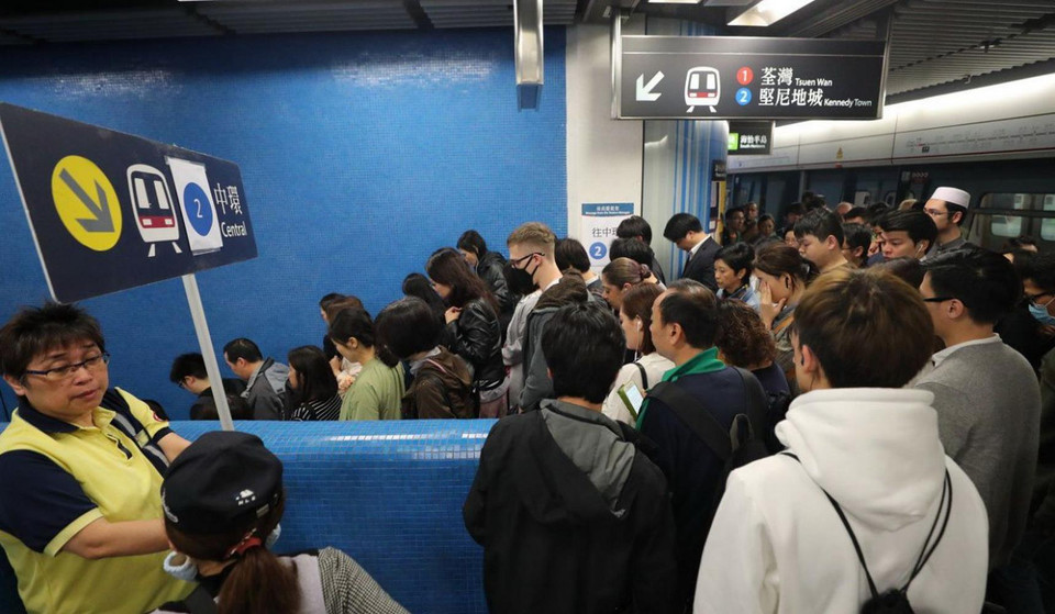 Hành khách được di tản sau vụ tai nạn nghiêm trọng. (Nguồn: MRT Corp)