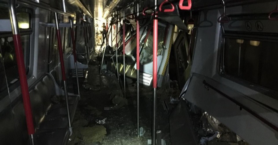 Nội thất bên trong khoang tàu bị vỡ nát. (Nguồn: MRT Corp)