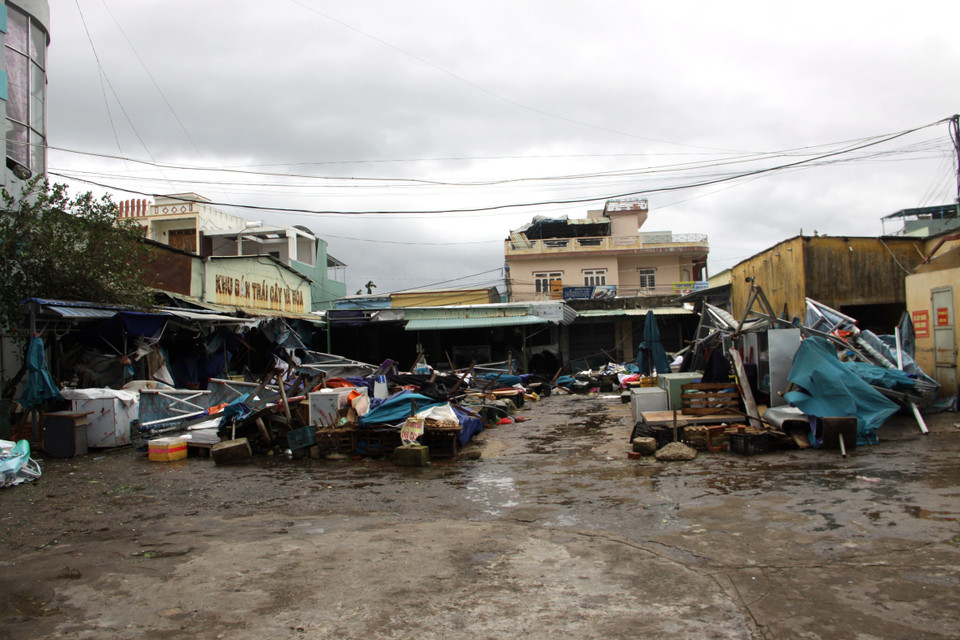 Gió bão làm sập đổ một số hàng quán của bà con tiểu thương trong chợ Thương mại trên địa bàn thành phố Tam Kỳ, tỉnh Quảng Nam. (Ảnh: Trịnh Bang Nhiệm/TTXVN)
