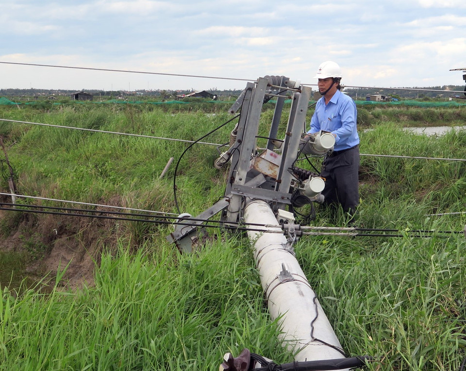Nhiều trụ điện bị gãy, đổ gây khó khăn cho công tác khắc phục sự cố. (Ảnh: Xuân Triệu/TTXVN)