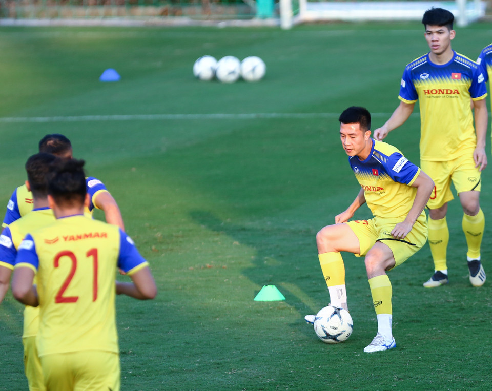 Ở những buổi tập gần đây, huấn luyện viên Park Hang-seo thường cho các cầu thủ tập chuyền bóng ngắn, ban bật ở cự ly nhỏ. (Ảnh: Nguyên An)