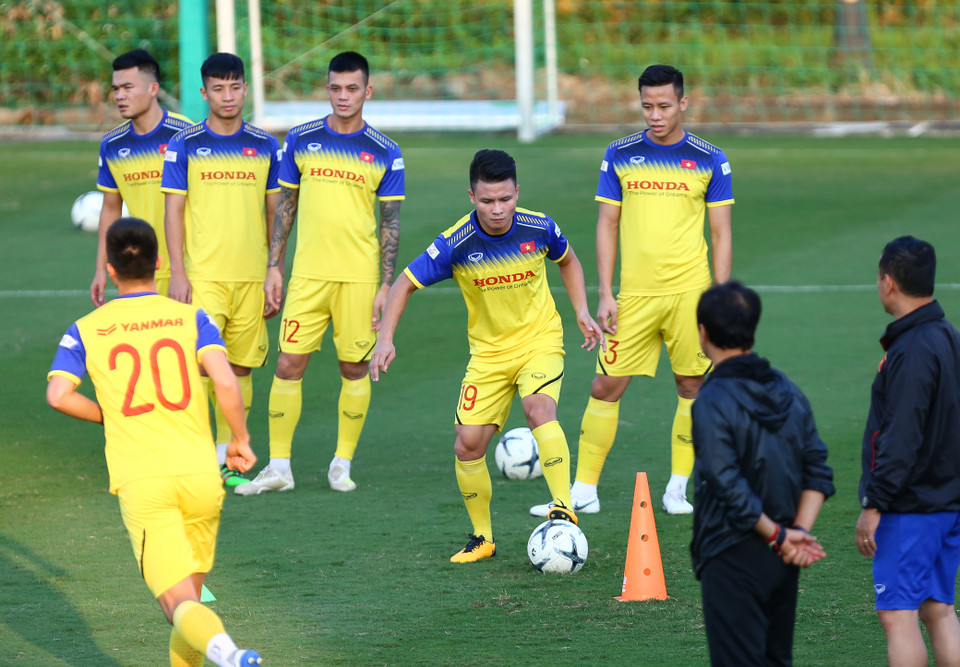 Huấn luyện viên người Hàn Quốc đặc biệt chú trọng cho tuyển Việt Nam tập tấn công biên với những đường bóng xẻ nách hàng phòng ngự đối phương. (Ảnh: Nguyên An)