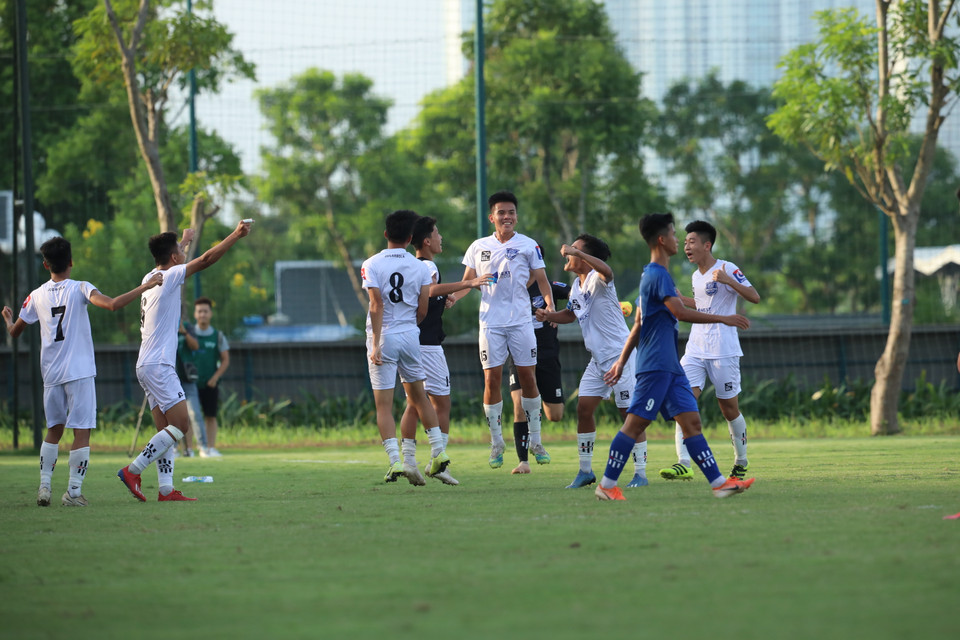 Ở trận bán kết trước đó, U17 Nutifood thắng đậm 3-0 U17 Hoàng Anh Gia Lai để giành vé vào chơi chung kết. Đây là trận đấu cống hiến với người hâm mộ khi đôi bên đều thể hiện lối chơi bóng ngắn, ít chạm và đẹp mắt. (Ảnh: Hiển Nguyễn/Vietnam+) 