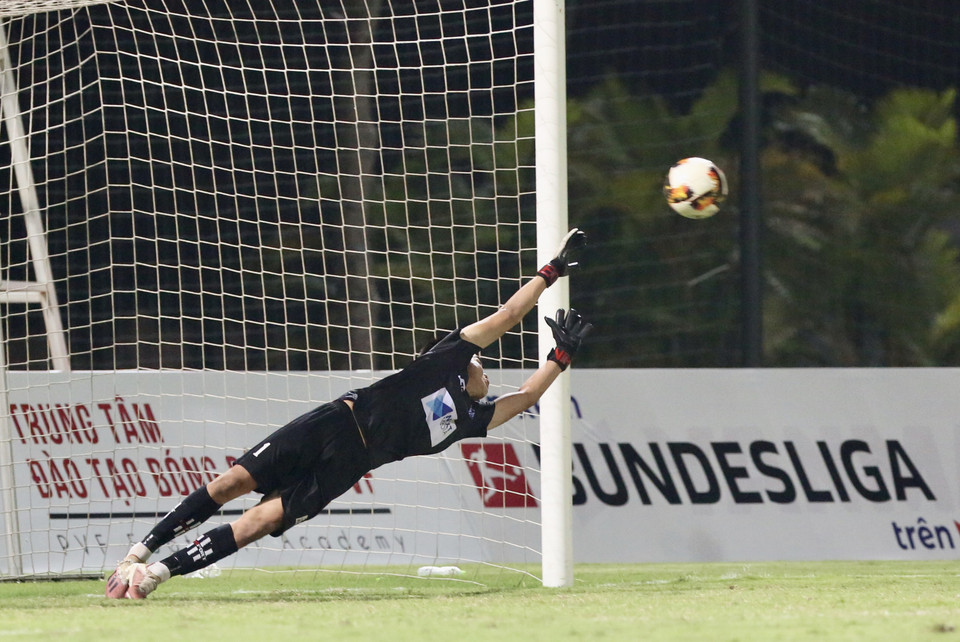 Tuy nhiên, cả Sông Lam Nghệ An và PVF đều không thể tận dụng cơ hội 90 phút với tỷ số hòa 0-0 nên cả hai phải bước vào loạt sút penalty cân não. (Ảnh: Hiển Nguyễn/Vietnam+)