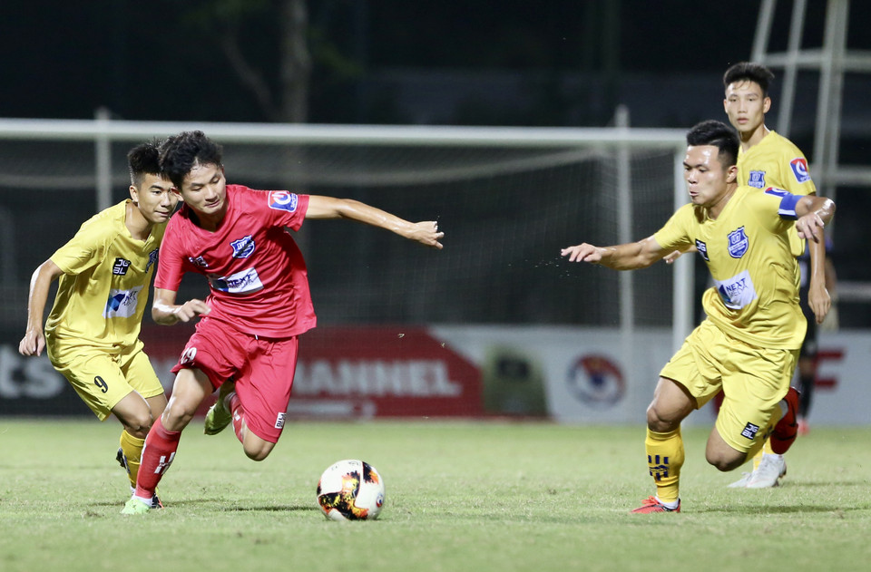 Hai đội nhập cuộc thận trọng và chỉ đẩy cao tốc độ trận đấu ở hiệp hai. U17 Sông Lam Nghệ An chơi phòng ngự phản công khi biết rõ điểm mạnh của đối thủ. (Ảnh: Hiển Nguyễn/Vietnam+)