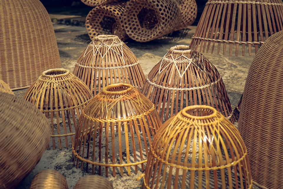 Những sản phẩm làm ra hiện nay không theo kích cỡ phục vụ nhu cầu đánh bắt mà làm nhiều kích thước lớn nhỏ khác nhau dành cho trang trí. Trong ảnh là những chiếc nơm đủ kích thước để khách hàng lựa chọn. (Ảnh: Hoài Nam/Vietnam+)