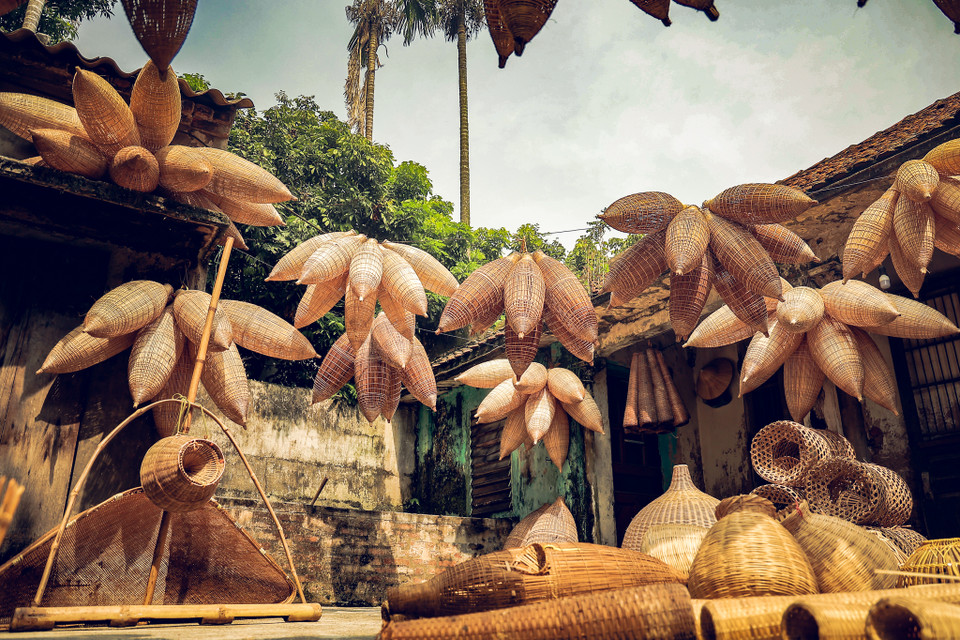 Gắn liền với hoạt động nông nghiệp, người nông dân đã phát minh ra nhiều loại nông cụ để đánh bắt cá, tôm. Đây là một loại dung cụ truyền thống của nhiều nhà nông ở các tỉnh đồng bằng Bắc Bộ. (Ảnh: Hoài Nam/Vietnam+)