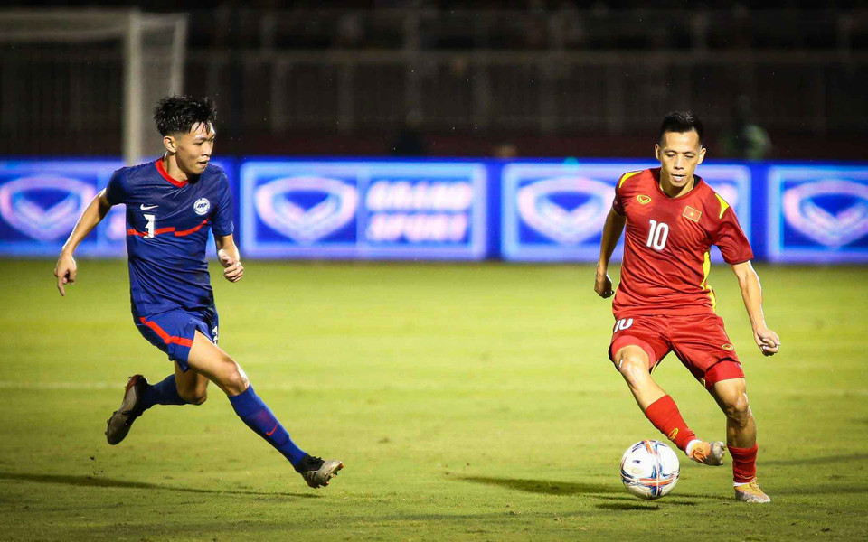 Tiền đạo Nguyễn Văn Quyết gây chú ý nhất trận đấu với cú sút xa đẹp mắt từ ngoài vòng cấm, mở tỷ số cho đội nhà. (Ảnh: PV/Vietnam+)