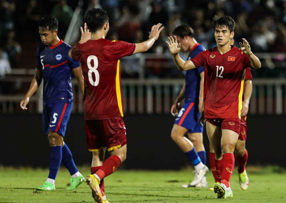 Khuất Văn Khang tiếp tục chứng minh tài năng ấn tượng như từng thể hiện trong màu áo U19 và U23 Việt Nam. Cầu thủ này ghi bàn ấn định chiến thắng 4-0 cho tuyển Việt Nam trước Singapore. (Ảnh: PV/Vietnam+)