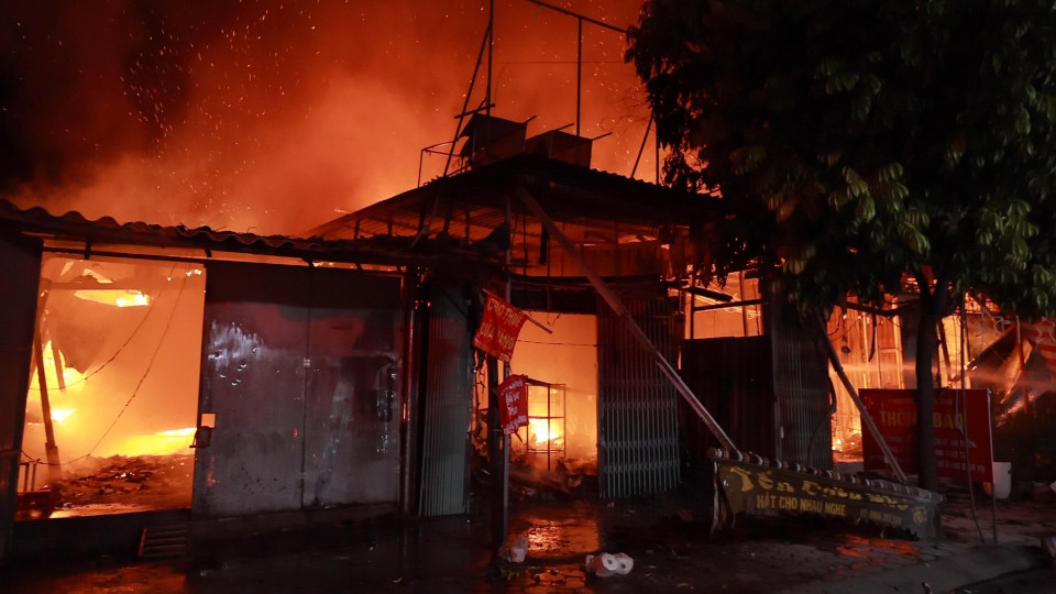 Một số người tham gia dập lửa cho biết khu vực nhà tạm đã xuống cấp, một số hộ có vật liệu dễ bắt lửa, khiến việc dập lửa gặp nhiều khó khăn. (Ảnh: Hoàng Đạt/Vietnam+)