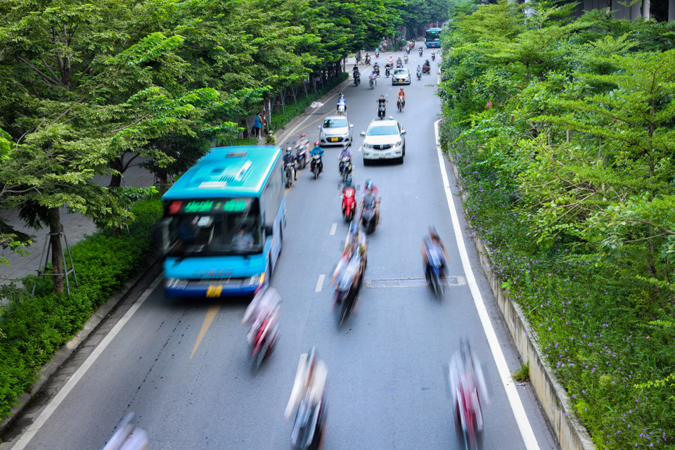 Việc đẩy mạnh các tuyến ‘giao thông xanh’ cùng với tiến trình đô thị hóa là một điều rất tích cực cho bộ mặt đô thị Hà Nội. (Ảnh: Hoài Nam/Vietnam+)