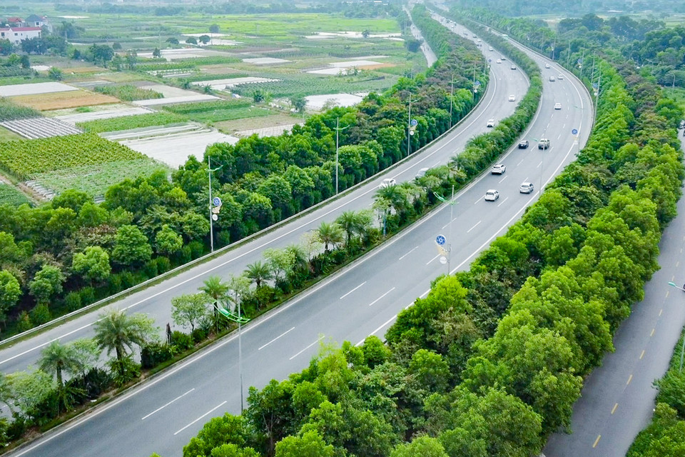 Đường Võ Nguyên Giáp - trục đường chính từ sân bay quốc tế Nội Bài vào trung tâm thành phố được trồng nhiều tầng cây xanh, tạo nên ấn tượng trong mắt người dân cũng như khách nước ngoài về một Thủ đô xinh đẹp và dịu mát. (Ảnh: Hoài Nam/Vietnam+)