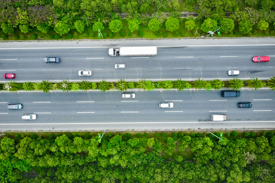 Trong những tuyến đường đã trở thành biểu tượng đẹp của Thủ đô như Hoàng Diệu, Phan Đình Phùng,... Hà Nội ngày càng có nhiều tuyến đường xanh mát, vừa góp phần bảo vệ môi trường, vừa tạo cảnh quan cho đô thị. (Ảnh: Hoài Nam/Vietnam+)