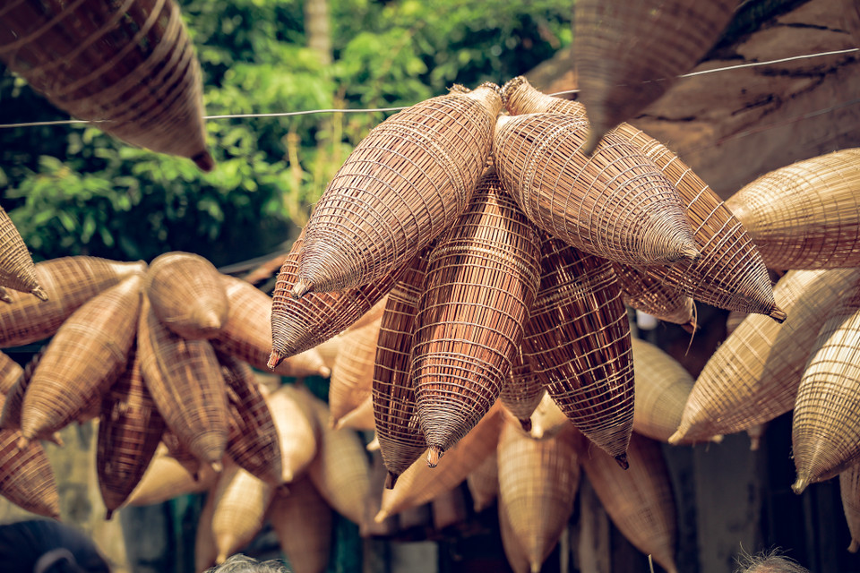 Vì xã hội phát triển nên những nông cụ truyền thống ít dùng vào việc để đánh bắt cá, tôm như trước đây. Tuy nhiên, những chiếc đó lại được sử dụng trong trang trí mỹ thuật hay nội thất. (Ảnh: Hoài Nam/Vietnam+)