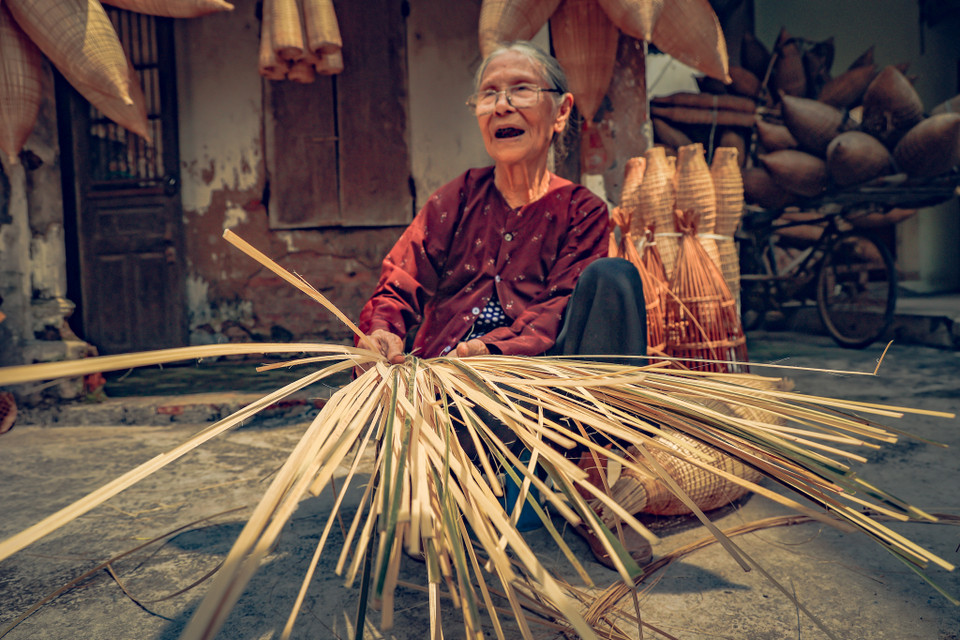 Người dân nơi chia sẻ, để tạo ra một chiếc đó đẹp, tròn và đạt tiêu chuẩn bán ra thị trường, bước quan trọng nhất là chọn tre, nứa già mới có thể đan được những chiếc đó chắc chắn, bền đẹp... (Ảnh: Hoài Nam/Vietnam+)